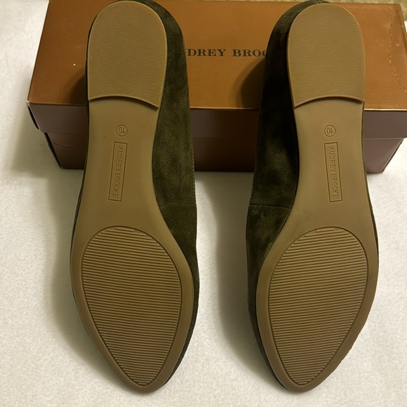New in box - olive leather suede flats - Picture 5 of 5